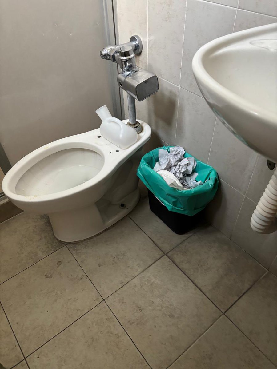 GermanFlores_94's tweet photo. Mi total descontento con el ISSSTE TacubaCancelaron la cirugía de próstata de mi papá por falta de personal de limpieza, convirtiendo el hospital en un foco de infecciónAdemás, mi papá usa silla de ruedas y el hospital no está habilitado para personas con discapacidad.@ISSSTE_mx https://t.co/xAaibChtiN