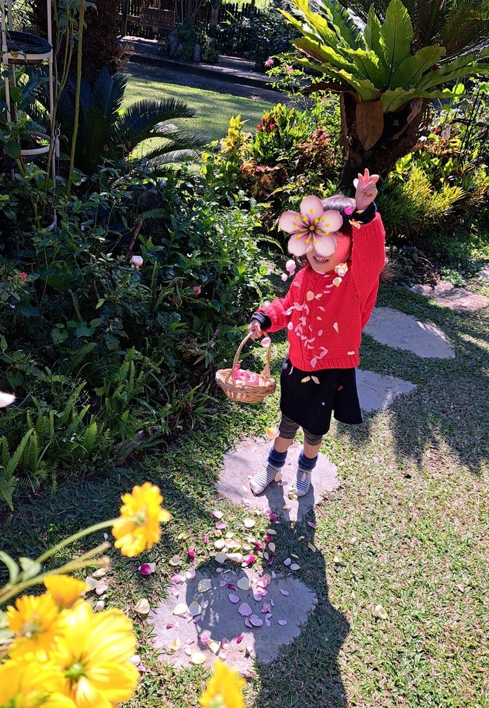 TinybirbCookies's tweet image. 🐦"มะม้า ผู้ใหญ่น่ะ คือเด็กโตเหรอ?" 
👩"5555 ทำไมถึงคิดอย่างนั้นล่ะลูก"
 
🐦"อย่างมะม้าโตแล้ว ยังเล่นเกมเหมือนเด็กอยู่เลย" 
🐦"คุณลุงก็เหมือนกัน มีของเล่นเยอะแยะ ดูการ์ตูนด้วย" 

👩"อืม.. ถ้าพูดแบบนั้นก็น่าจะเป็นเด็กโตจริงๆอ่ะเนอะ" 

สุขสันต์วันเด็กนะ ทั้งเด็กโตเด็กเล็ก 😆✨️