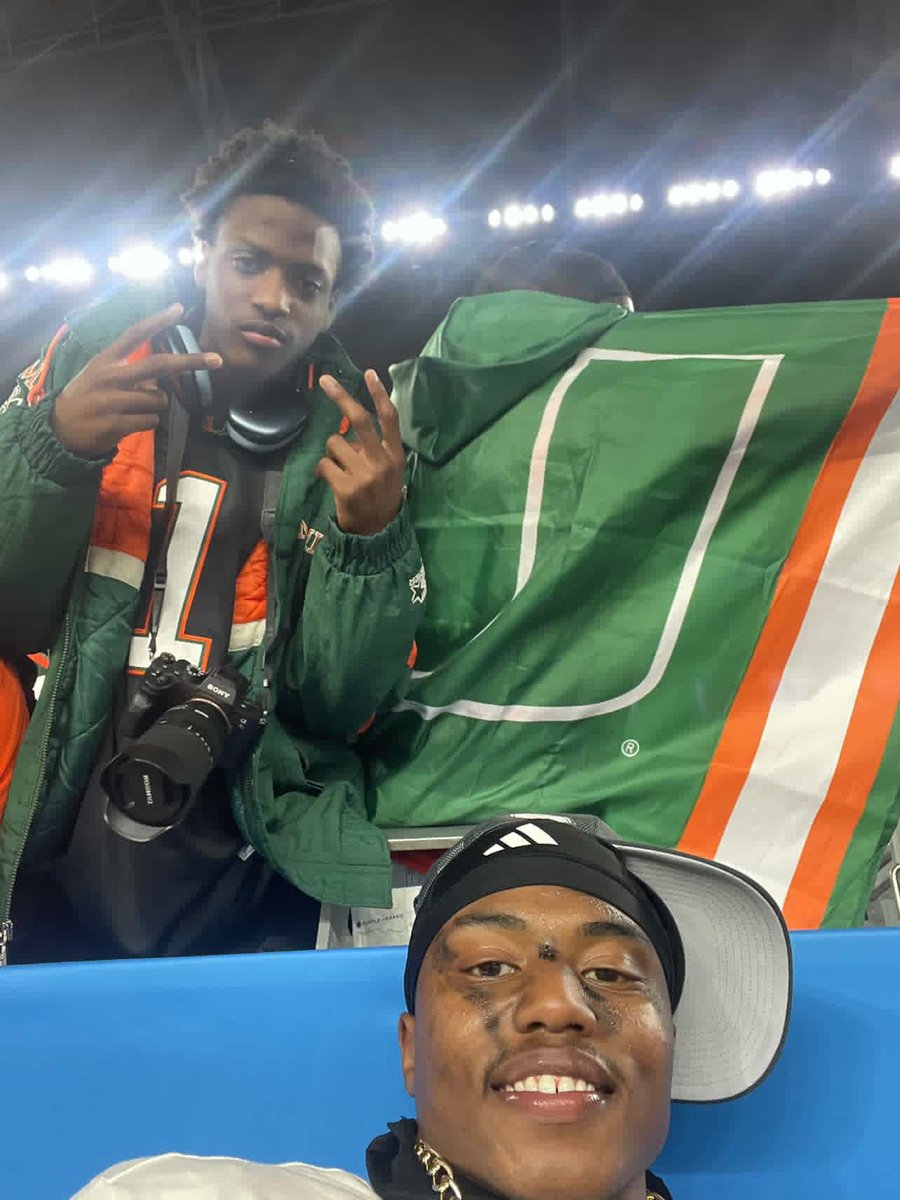 HelixFootball's tweet image. Then. Now. Forever. Past, Present, The Future. 

‘27 ATH LaMarquis Sutton at the Fiesta Bowl with Helix football alum and current Miami Hurricane DB Keionte Scott. Helix football is a family. Good luck in the National Championship Keionte.

#CutFromTheCloth #OnceAlways