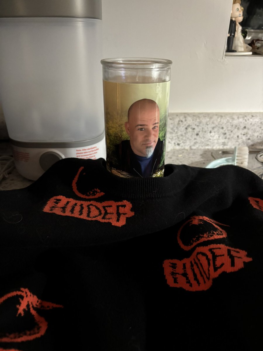 P3ACHL0B0T0MY's tweet image. my dad loves wearing hii def