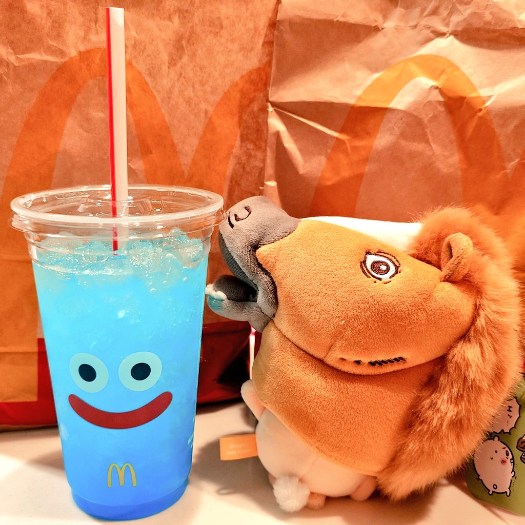 hacha_cha's tweet photo. ドラクエコラボと聞いてマクドナルドで夕方テイクアウト
馬を被ったうさぎマスコットを添えて https://t.co/gtg9AbVeG2