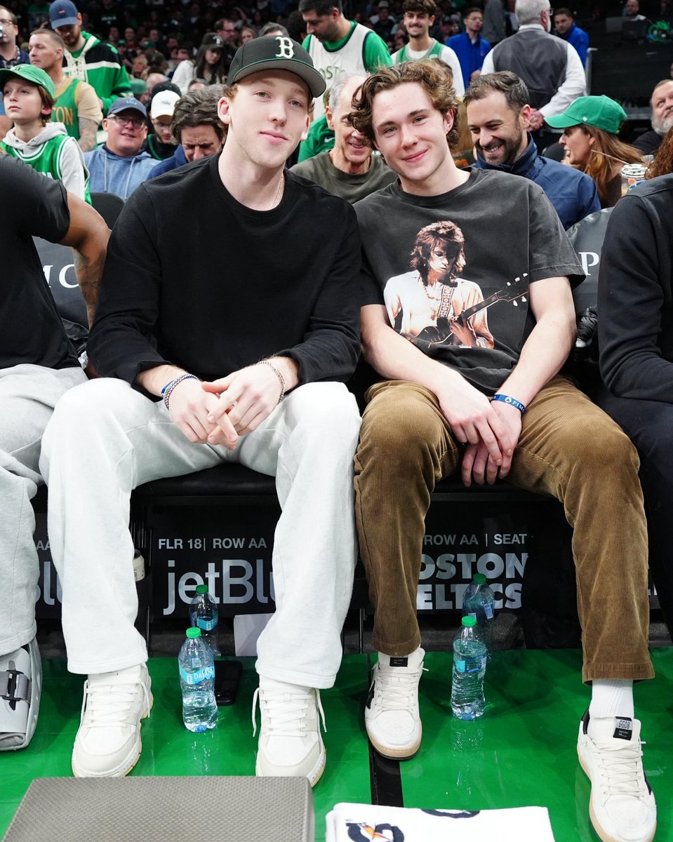 NHLBruins's tweet image. Let’s go, @celtics 🍀

📸: Brian Babineau/Boston Celtics