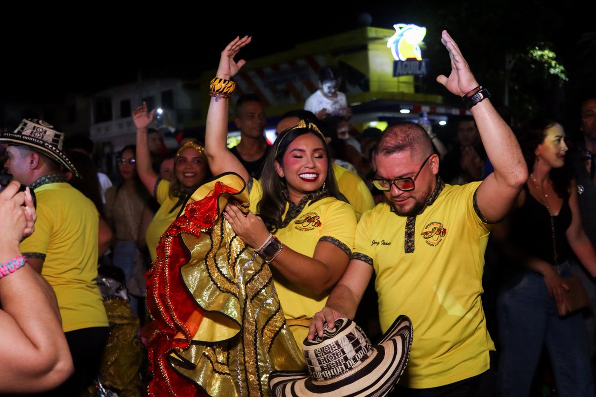 Carnaval_SA's tweet photo. ¡Resuenan los tambores en Siete Bocas!🪘🎶
Hoy izamos la primera bandera del #CarnavalDeBarranquilla2026 con el majestuoso Cumbión de Oro, danza que por más de 40 años engalana la Fiesta y salvaguarda nuestras tradiciones.

¡Acompáñanos y vive la esencia de Su Majestad la Cumbia!😍✨