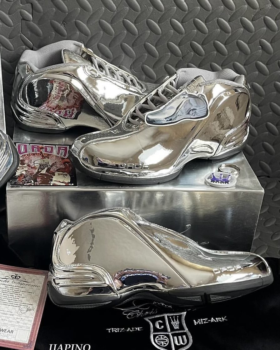 SoleRetriever's tweet photo. CURRY WATCH: With the Sacramento Kings in town, Stephen Curry shows love to Chris Webber by bringing back his ultra-rare “Chrome” Dada CDubbz 💿 @StephenCurry30 @realchriswebber https://t.co/N7yJrYN4CM