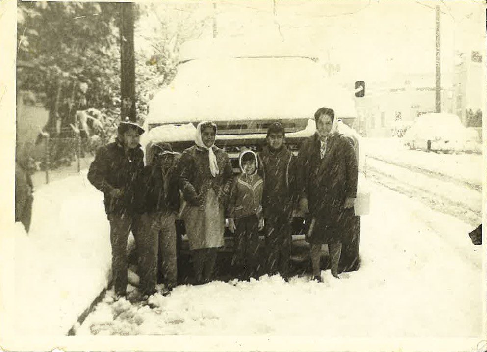 59 años de la nevada de 1967 en Monterrey.

La fotografía fue tomada afuera de la Escuela Lizardi en Serafín Peña entre Aramberri y Modesto Arreola. Mi abuela, mi tío, mi mamá y amigos de la familia posan para la cámara. 

🎞️📷