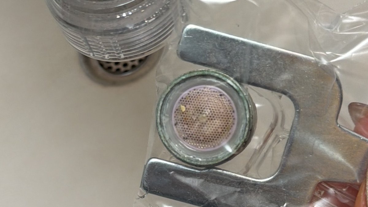 주말이고 새해니까 수도꼭지 필터 갈아껴보세요 공쥬들•• 다이소에도 5000원에 팔아요
(갈아끼다가 토할뻔함)