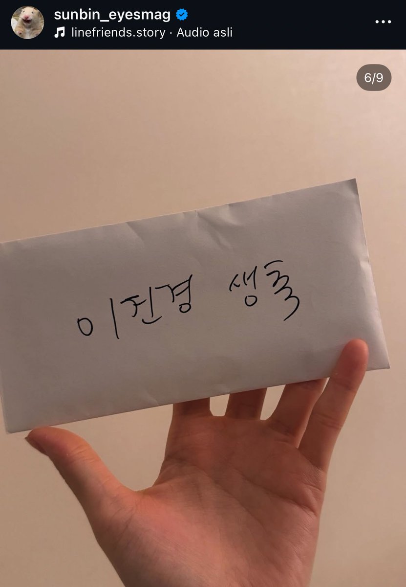 infodrakor_id's tweet image. Kelakuan random #DohKyungsoo ke pacarnya Kwangsoo alias Lee Sun Bin 🤣

Lee Sunbin kan request ke Kyungsoo buat ngucapin selamat ulang tahun sebelum tengah malam (karena tanggal 7 Januari itu hari ulang tahunnya).  

Nah, Kyungsoo kan emang orangnya random banget, bukannya…