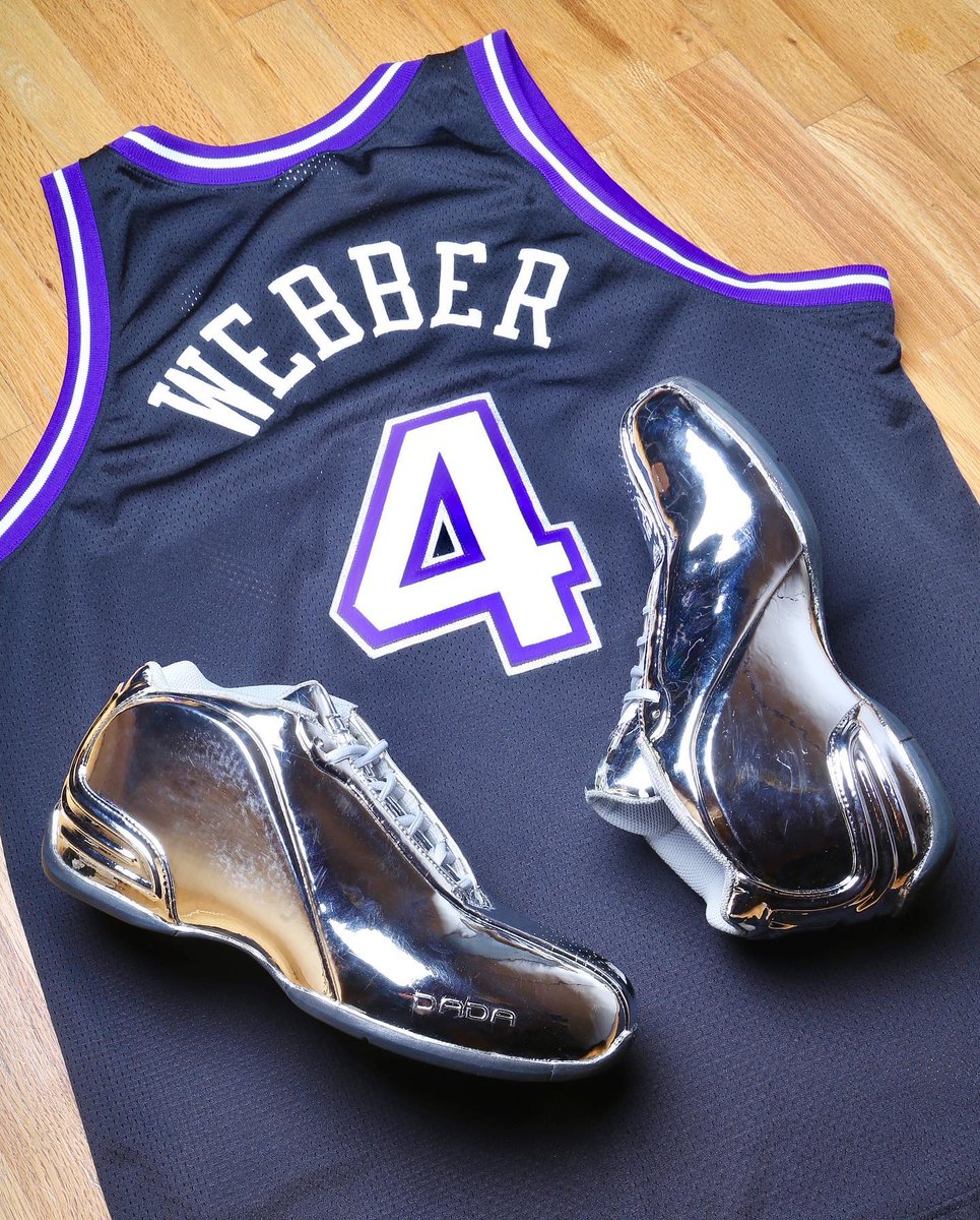 Steph Curry wearing Chris Webber's DaDa Supreme CDubbz tonight before his matchup against the Kings 🔥