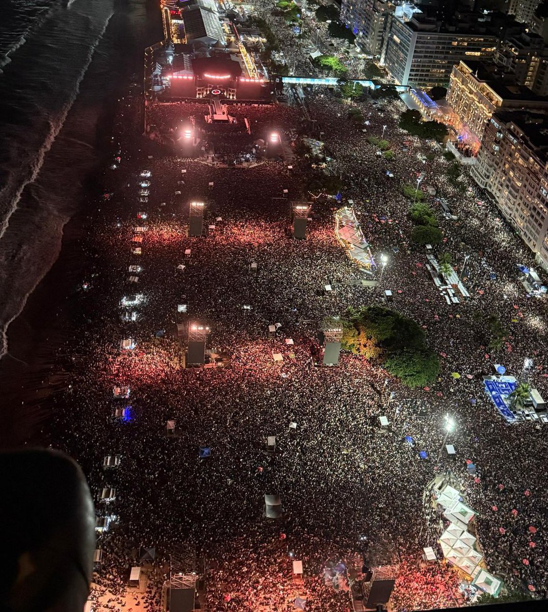 updatecharts's tweet image. 🚨 Rihanna RECUSOU proposta para se apresentar em Copacabana, afirma seu advogado.