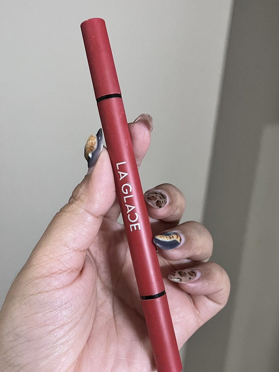 Laglace คับ เอารูปเก่ามายืนยัน ใช้ตั้งแต่เป็นรุ่นเก่า จนออกรุ่นใหม่มาเราก็คือชอบมากๆ มันติดทนแบบ ทนโคตร ทนขนาดที่ว่าเวลาล้างคลีนซิ่งออยล์ หางมันถูเกือบจะไม่ออก ต้องเอามือนวดๆวนๆนานๆ กว่าจะออก5555555 ไม่ผิดหวัง ใช้ซ้ำๆ เพราะราคาดี ติดทน เขียนยาวไปลบออกได้ 🥺👏🏻