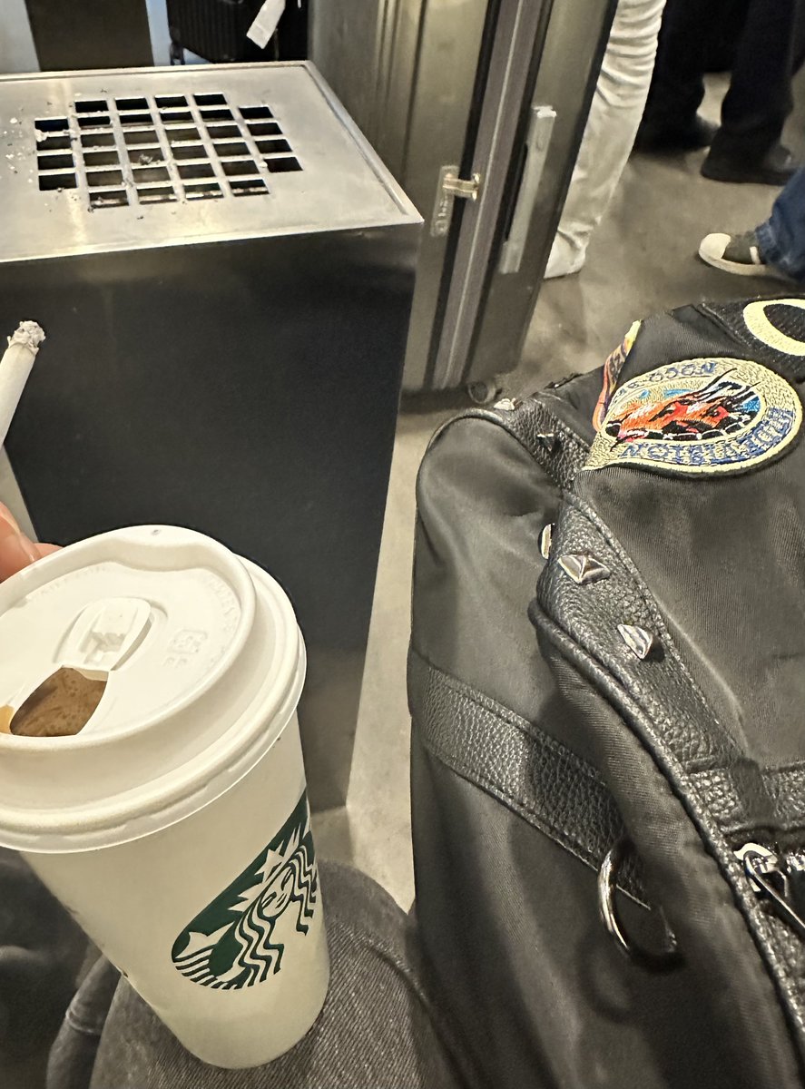 めーちゃくちゃ遅くなってしまった…
素敵な時間をありがとうございました✨
初札幌がbpmと一緒で良かった…！良い思い出になりました☺️👏
クリーナー貰ってくれた方もありがとうございます🙏イラストの中にお姉様2人がいるのは彼女達のママが北海道ツアーに行ってるってセリフから…🐟
#bpmdrive