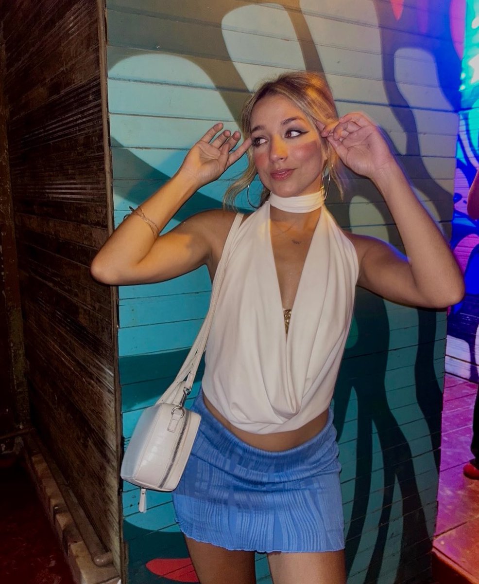 whomath's tweet image. “A mãe parou de segui-las nas redes sociais depois que ela postou com um vestido mais decotado” samira diva kkkkkk #BBB26