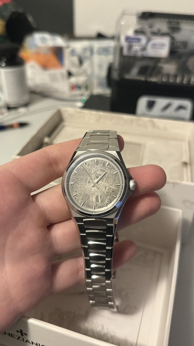 Sayın <a href="/bilekteki_tarih/">Erk Koçak</a> sayesinde keşfettiğim çok özel bir marka. Yaklaşık 6 ayın sonunda, içime sinen bu modeli edinmek nasip oldu. Marka ekibinin ilgisi ve yaklaşımı da gerçekten takdire şayandı. Benim için tek eksik noktası mekanizması. 

Venezianico Arsenale Meteorite