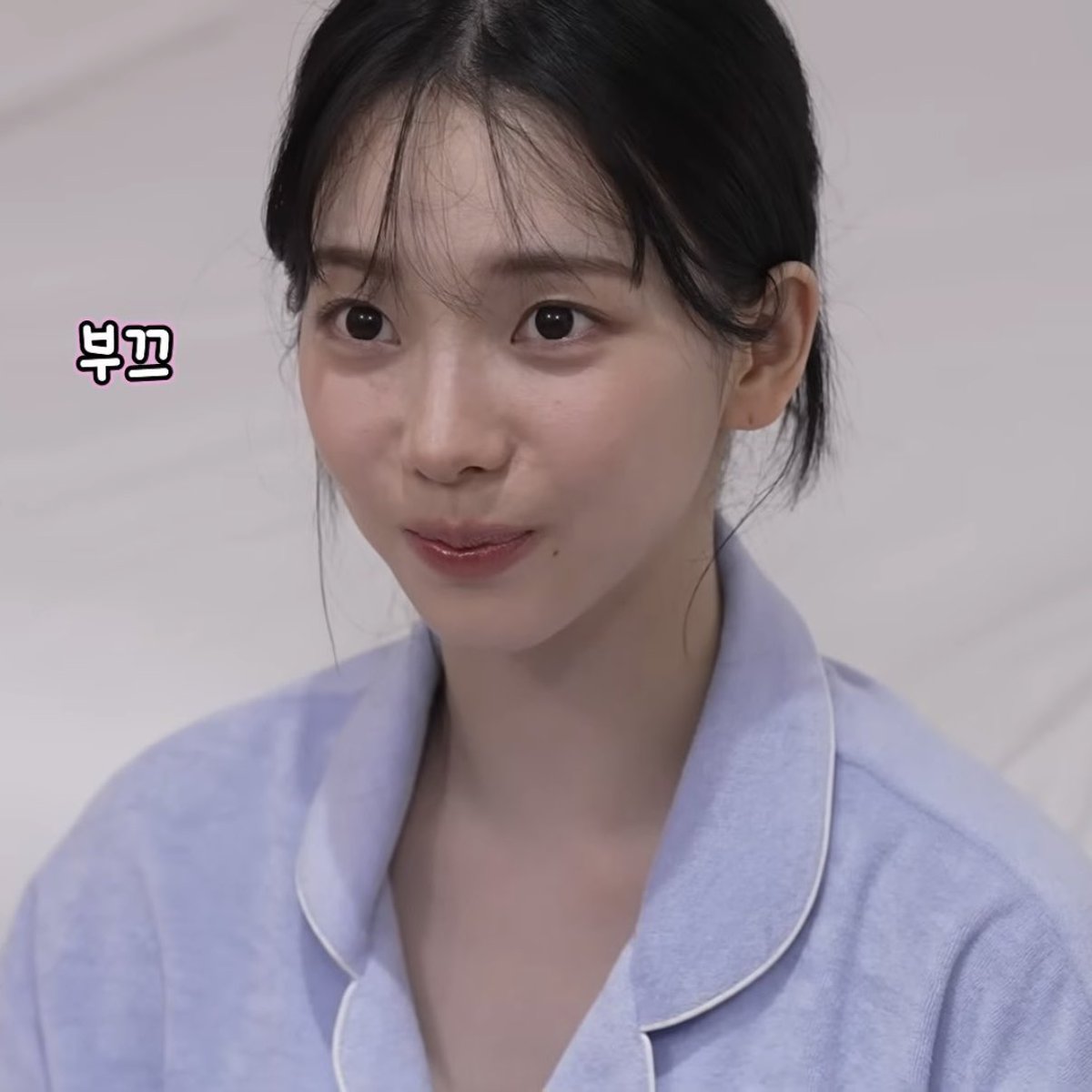 평생 선행 같은 건 모를것 같은 아버지를 따라 보육웑을 간 적이 있다. 물론 보여주기 식이지만 그곳에서 그 아이를 만났다. 어떠한 의도도 목적도 없는 순수한 미소를 가진.

아기는 이름이 뭐야?
디믽이요, 유.디.믽. 다섯살.ㅎㅎ 언니는요?

손가락 다섯개를 피며 웃던 아이를

믽정.

잊지 못한다.