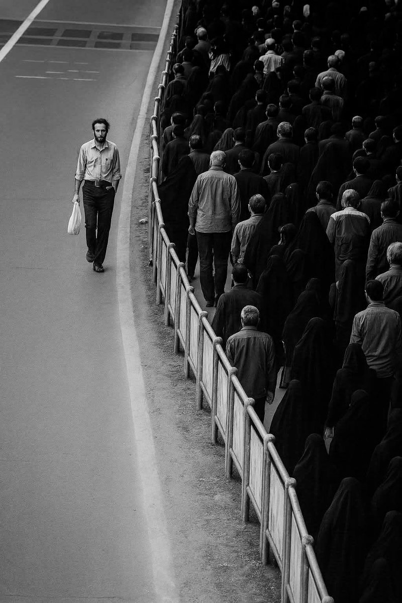 Cookiesmeme1's tweet image. أن تتذكّر كلّ شيء
دون أن ينكسر صوتك من الداخل،
أو يعود قلبك خطوة للخلف
هذا هو التّجاوز الحقيقي.✨🕊️