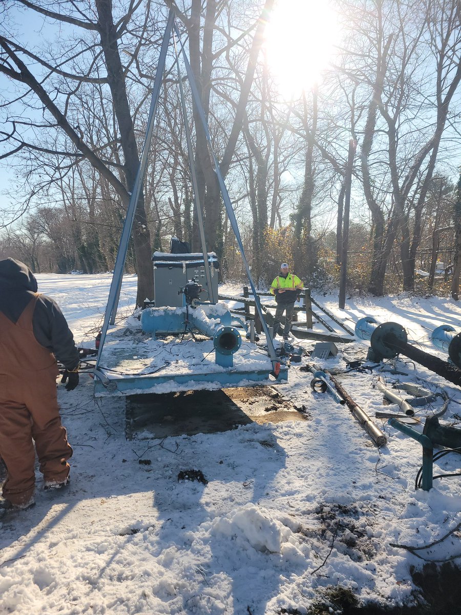 COMPLETEWELLLI's tweet photo. Out with the old and in with the new. New pumping station installed. MCI panel with (3) 75HP short shafts and a 25HP Jockey pump. The old station was 22ish years old. 
#storrtractor
#MCI https://t.co/6u2pROLuDY