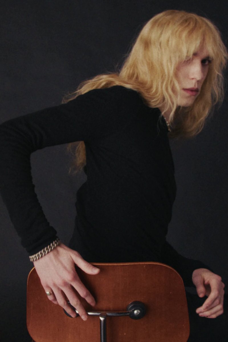 niqueis2's tweet image. that one person in class who turns around to ask for a pencil everyday…