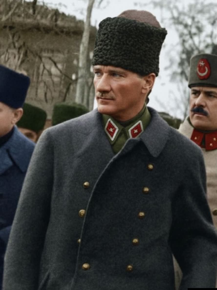İngiltere Kralı Atatürk'e sorar: Türkiye bir savaş anında ne kadar asker çıkarabilir Ekselans?
Atatürk cevap verir: Bu düşmana ve savaşa göre değişir. İcabında kadınlı erkekli bütün Türkler askerdir. Fakat talim görmüş bir milyon.
Kral düşünür: Demek ki bir savaş çıktığında iki
