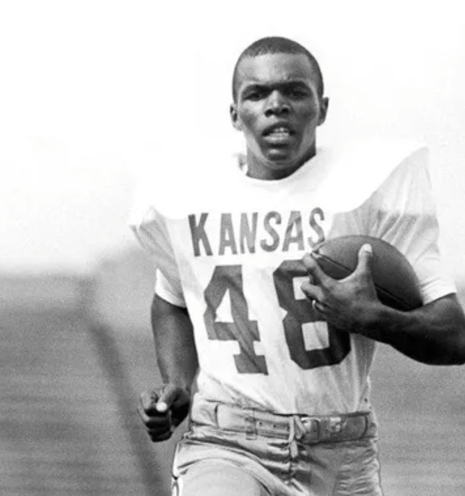 RonaldMoore01's tweet photo. After a great in-person meeting  with coach @CoachTraz I'm  beyond blessed to receive a  offer from Kansas University 
@coachLeipold
@coachTraz
@Ku_football
#rockchalk
#Broncos 
@Adavery5015
@Derric_SM @KAHS_Football
@SWiltfong_ @AllenTrieu @GregSmithRivals @EDGYTIM  @LemmingReport @CraigHaubert  @FriedmanAdamm
@Coachjforney