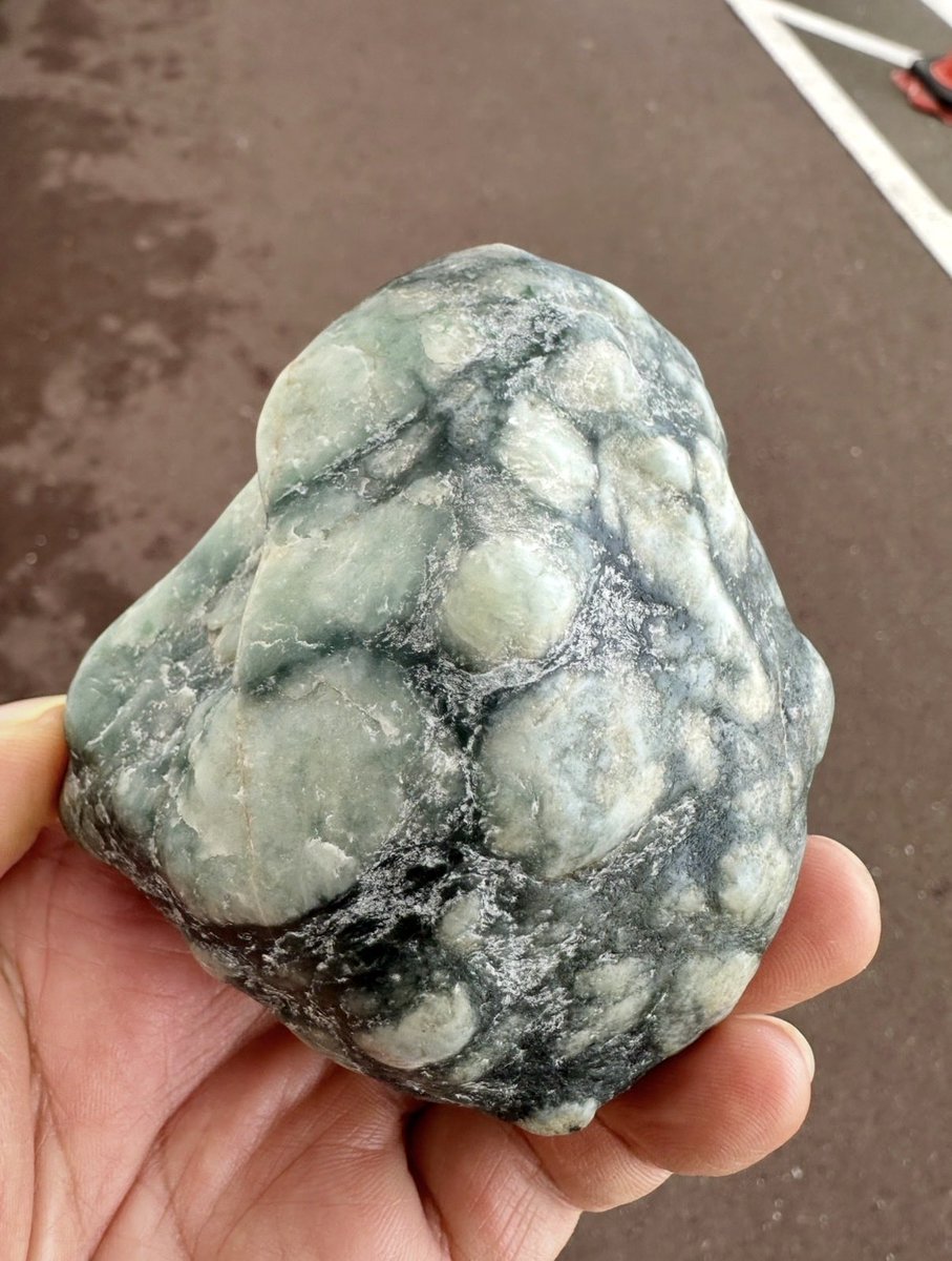 今日のヒスイは、 糸魚川翡翠を代表する 「圧砕ヒスイ⚪️🟢」です