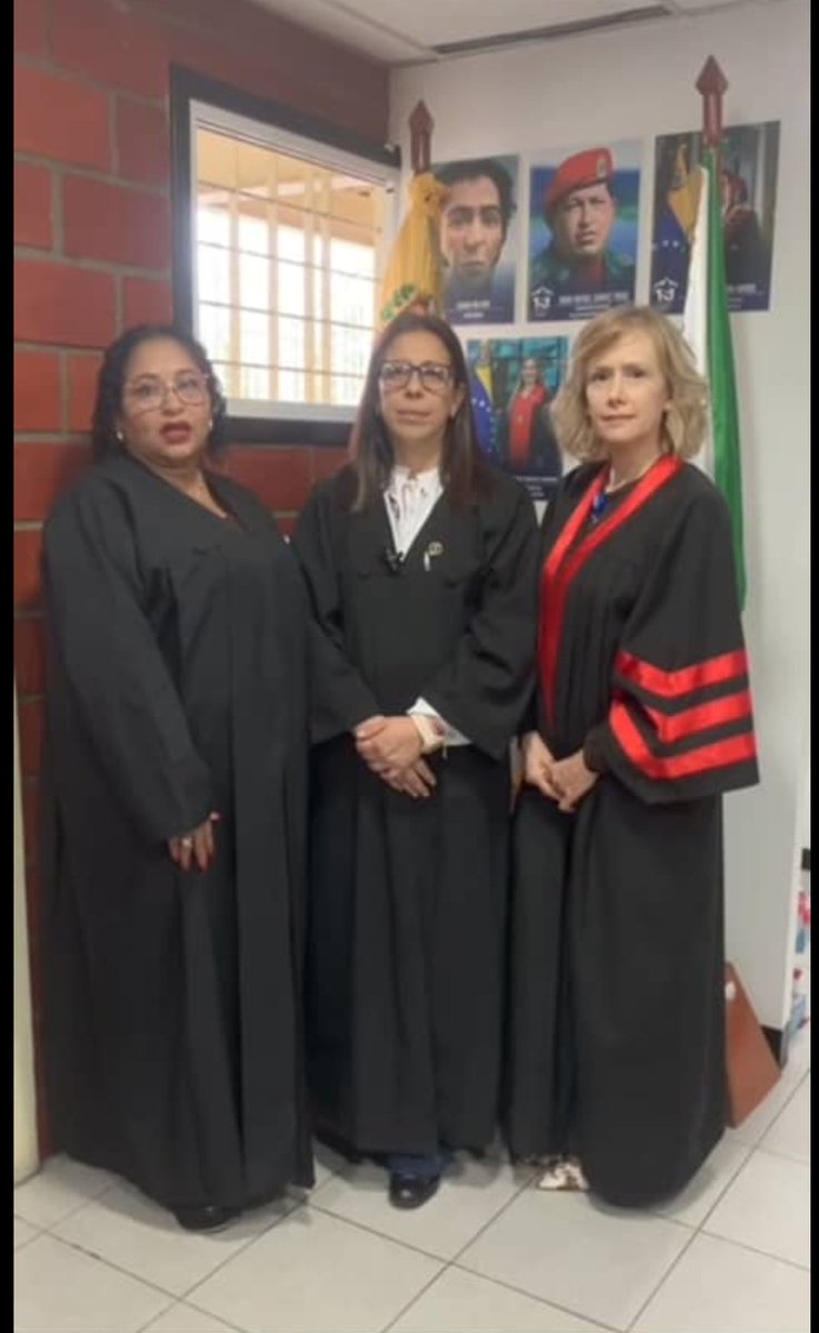 MundarayZair's tweet image. #ATENCIÓN El día de hoy Génesis y Rocío, las jóvenes emprendedoras venezolanas condenadas a 10 años de prisión por imprimir unas camisetas, fueron trasladadas a tribunales de Mérida. Las "magistradas" de la Corte de Apelaciones decidieron que efectivamente la sentencia…