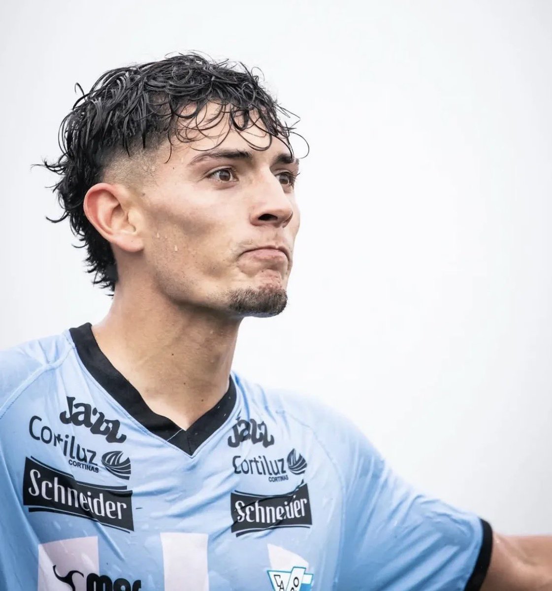 Enzo Larrosa (24) será nuevo jugador del DIM 🇨🇴.

Existe acuerdo entre el futbolista y el club colombiano, al que arribará en condición de libre tras su paso por Cerro, donde convirtió 9 goles en 29 partidos disputados.