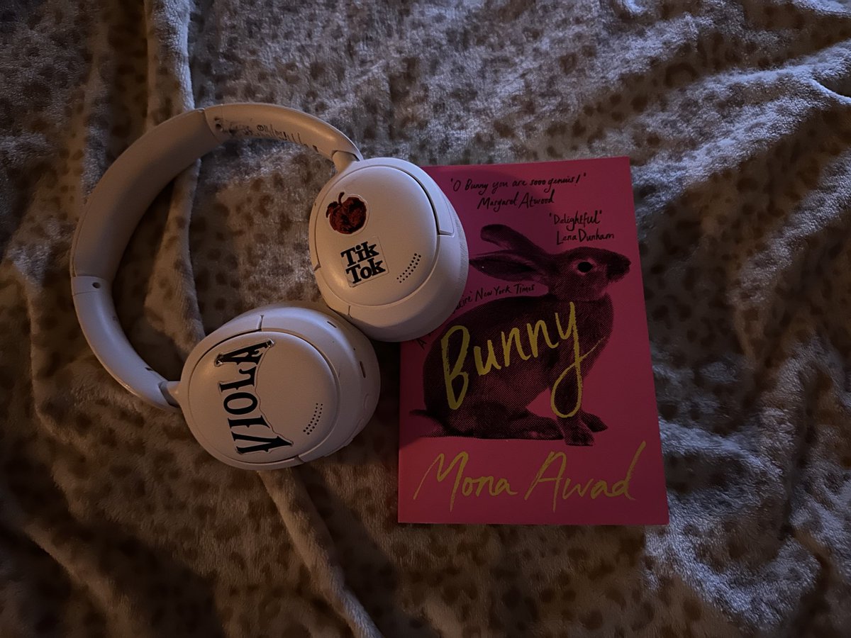 peronapiece's tweet photo. reading bunny while listening to newjeans (drive) #callmecrazy https://t.co/uVrEHvvg5c
