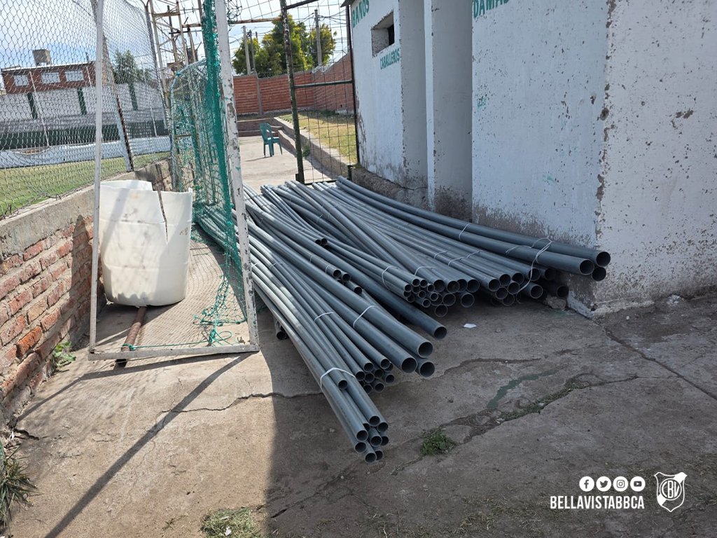 #Institucional |

👊🏼 Continuamos con los trabajos en la cancha de primera:

✔️ Nivelación y encuadre.
✔️ Se enarenó en su totalidad.
✔️ Pequeña resiembra.
✔️ Riego por aspersión.

#SomosBellaVista