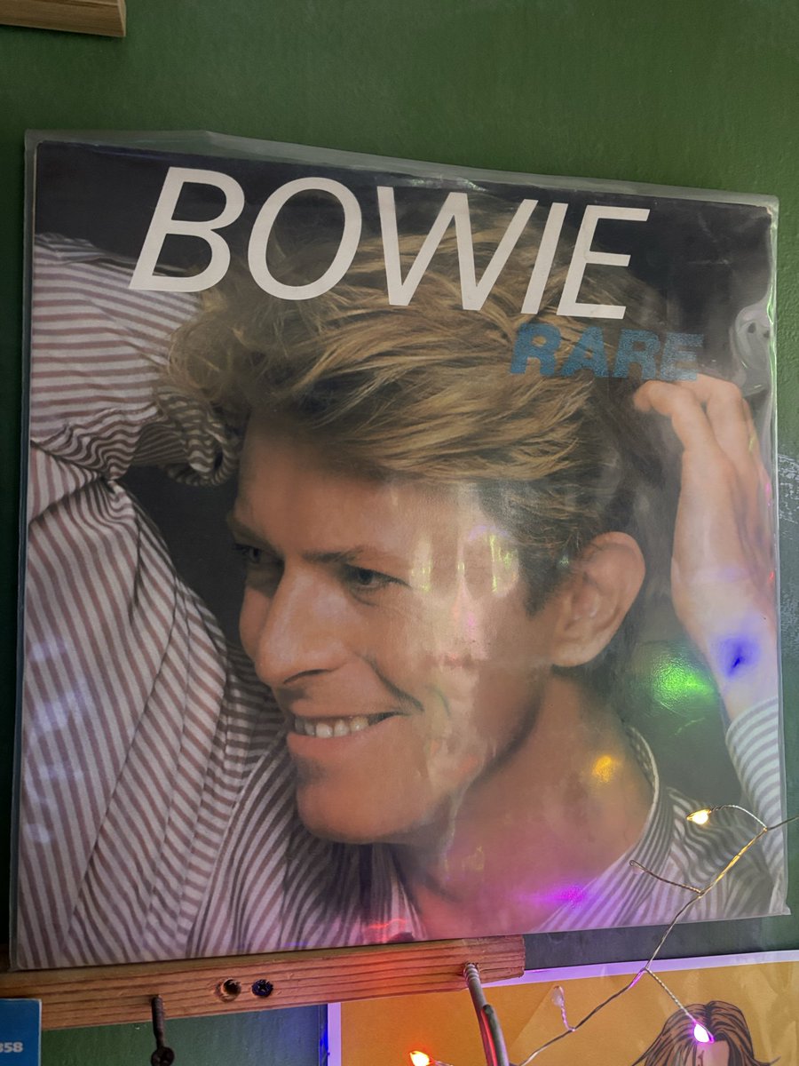 ideyvid's tweet image. Un poquito tarde, pero no podía perderme este especial, le tomé mucho cariño y sobre todo la forma de cómo veía el mundo el gran David Bowie por tu programa @Koggi #KoggienConvoy y tenía que ir si o sí a su mural en Brixton, gracias por compartir tanto de él #BowieConKoggi