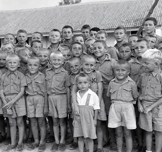 "Kiedy 740 dzieci utknęło na morzu, a wszystkie kraje powiedziały „nie”, jeden mężczyzna – który miał powód, by milczeć – powiedział „tak”.
Był rok 1942.
Statek dryfował po Morzu Arabskim niczym pływająca trumna.
Na pokładzie znajdowało się 740 polskich dzieci. Sieroty. Ocalałe z