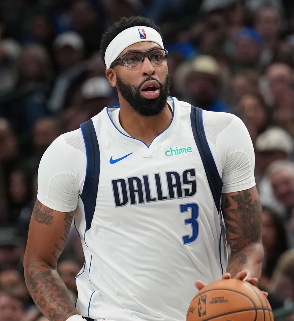ClutchPoints's tweet image. 🚨BREAKING: Mavericks star Anthony Davis has suffered ligament damage in his left hand, per @ShamsCharania.

AD and the Mavs will consult a second opinion to determine if surgery will be needed, which could keep him out for multiple months.