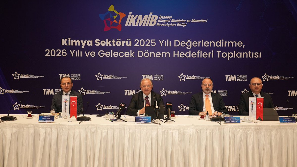 AydinlikGazete's tweet photo. 📌İstanbul Kimyevi Maddeler ve Mamulleri İhracatçıları Birliği (İKMİB) Başkanı Adil Pelister, basın mensuplarıyla buluşarak 2025 yılını değerlendirdi ve sektörün 2026 hedeflerini aktardı.

💥Pelister, sektörün 2025’te 238 ülke ve bölgeye ihracat yaparak kilogram başı ihracat değerini yeniden 1 dolar seviyesinin üzerine çıkarmayı başardığına dikkati çekti.

📝Haber: Sabrican Tıknazoğlu
@TSabrican

https://t.co/Qgp7wRAyPR