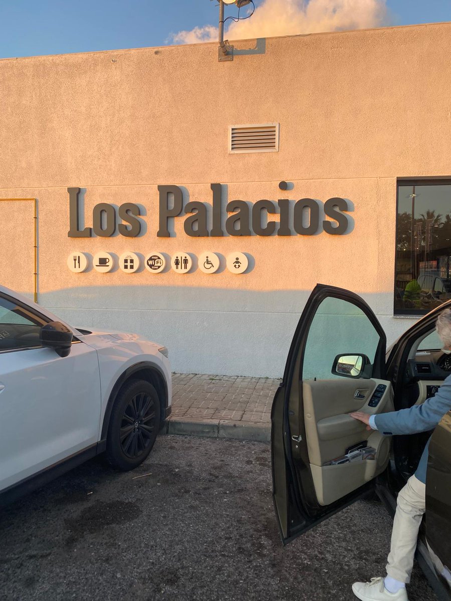 SilviaMylo's tweet image. Llevan desde la una de al mediodía a más o menos, expuestos a que los pille un coche o los maten 😞
Una mujer los ha visto en el área de Los Palacios, Sevilla, donde el aeropuerto, les ha dado un bocadillo a cada uno, pero ella vive en Cádiz se ha tenido que ir, estaba de paso.…