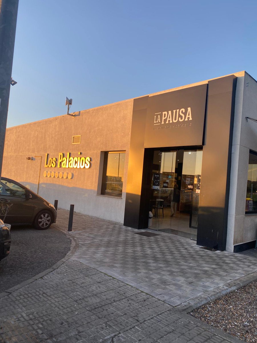 SilviaMylo's tweet image. Llevan desde la una de al mediodía a más o menos, expuestos a que los pille un coche o los maten 😞
Una mujer los ha visto en el área de Los Palacios, Sevilla, donde el aeropuerto, les ha dado un bocadillo a cada uno, pero ella vive en Cádiz se ha tenido que ir, estaba de paso.…