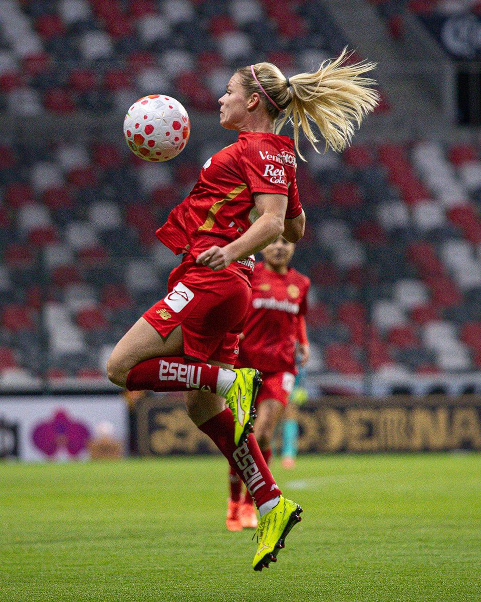 LigaBBVAFemenil's tweet photo. Una verdadera🎨 obra de arte, seleccionada por ti, con tus votos. 🗳️

🇫🇷 Eugénie Le Sommer nos regaló este golazo en la J1. 🥵🤌🏼

#NuestroFutFem | #TOLvsXOL | #GolDeLaJornada https://t.co/irmmb21MSz