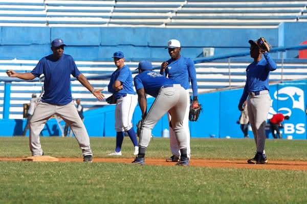 Leones en modo play off sobre la grama del Latinoamericano
El equipo de Industriales efectuó hoy otra jornada de entrenamiento para enfrentar al de Mayabeque en los cuartos de final de la 64 Serie Nacional de #Beisbol #Cuba #DeporteCubano
jit.cu/NewsDetails.as…