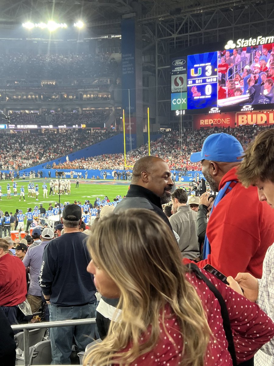 jamievgoff's tweet photo. Got to sit behind Nate Wayne and his beautiful wife last night!! Also, he saw his old teammate, Donovan McNabb in the aisle!! Fun night, even with the end result!  💙❤️ #HottyToddy anyway!!! ❤️💙 https://t.co/jt54b7Saje