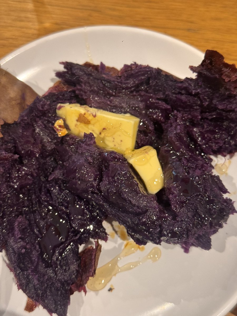 nattkitchen's tweet image. หากินไปเรื่อย อบมันหวานกิน
เมื่อคืนแช่มันหวานไว้ในน้ำแล้วลืม
เช้ามาเลยเอาอบไป40นาที ตอนกินโป๊ะด้วยเนยไอริช ตามด้วยน้ำผึ้ง โอโห อร่อยยยมากกกกกกกกกกกกกก