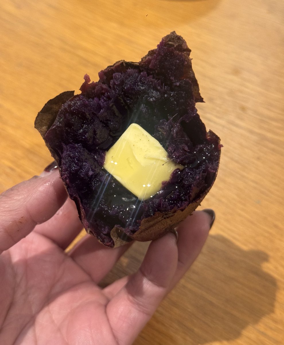 nattkitchen's tweet image. หากินไปเรื่อย อบมันหวานกิน
เมื่อคืนแช่มันหวานไว้ในน้ำแล้วลืม
เช้ามาเลยเอาอบไป40นาที ตอนกินโป๊ะด้วยเนยไอริช ตามด้วยน้ำผึ้ง โอโห อร่อยยยมากกกกกกกกกกกกกก