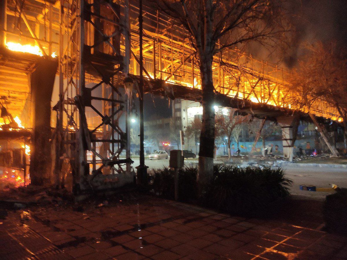 khalokakaee's tweet image. شیخ مفلوک گمان کرده است که با قطع اینترنت می‌تواند از انقلاب مانع شود. جوانان شورشی خیابان‌ها و پل‌ها را به آتش کشیده‌اند تا سرکوبگران را زمین‌گیر کنند. 
خامنه‌ای به جهنم سلام کن!

#مرگ_برستمگر_چه_شاه_باشه_چه_رهبر 
#قيام_تا_سرنگونى