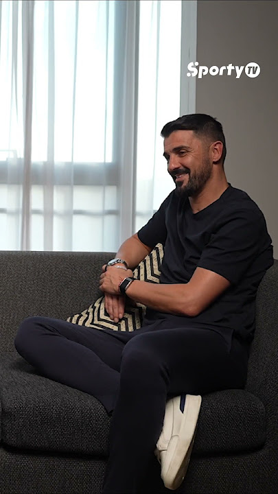 BarcaWorldwide's tweet image. Reporter: "Messi or Cristiano?"
David Villa 🗣️: "Messi"

Reporter: "Who is the best player in the world right now?"
David Villa🗣️: "Messi"

Reporter: "No no, I mean currently?"
David Villa 🗣️ "yes, Messi"