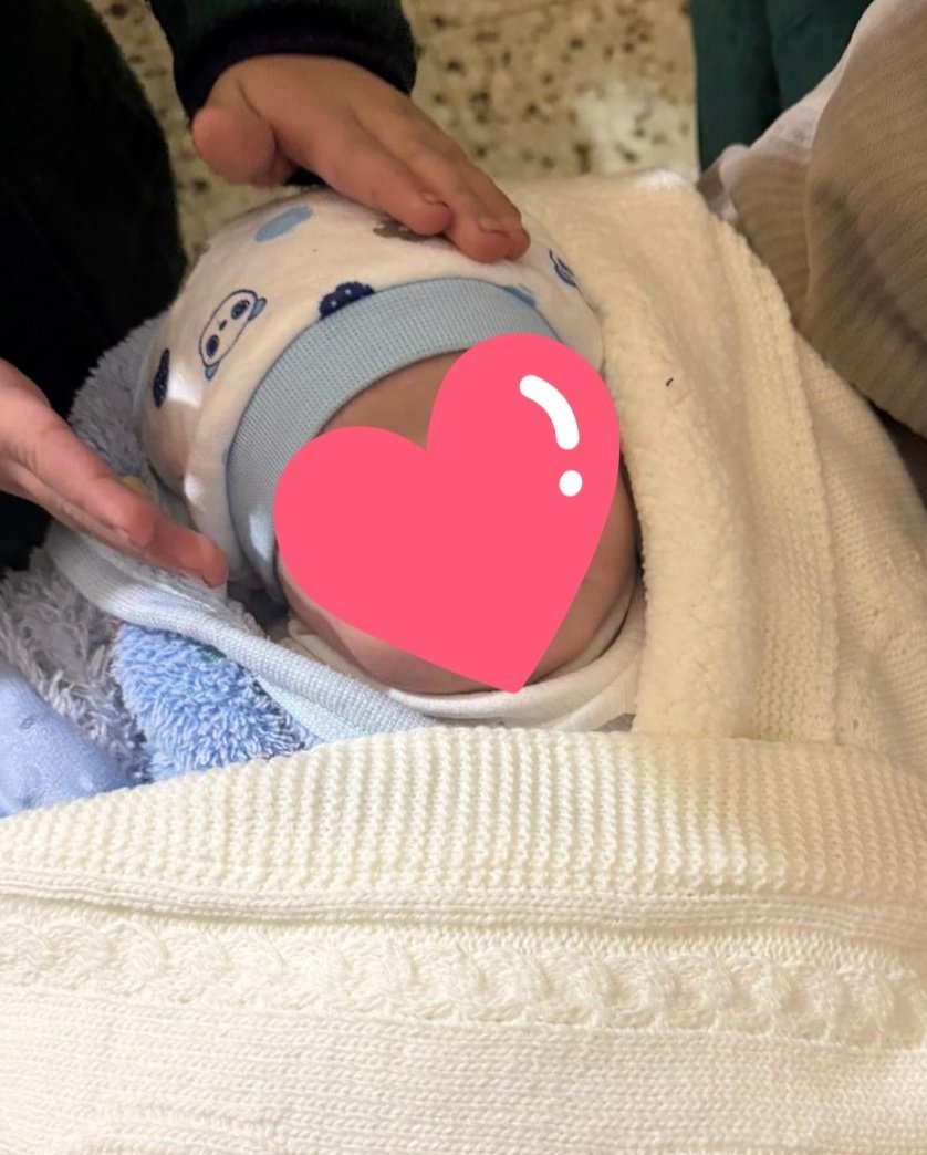 Rozana_0l's tweet image. Please help me get milk for my baby.

Nothing is harder on a mother's heart than seeing her child cry from hunger and not having the means to feed him.

If you're browsing, please leave a dot. It's just a dot.

gofund.me/4b903cc2