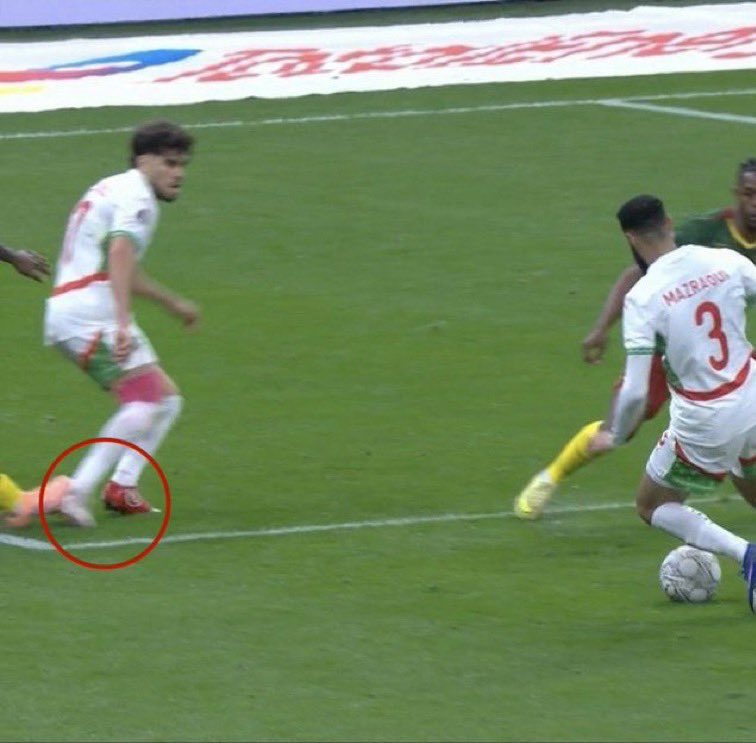 youssefamz13's tweet image. Deux penalty oubliés pour le Maroc.