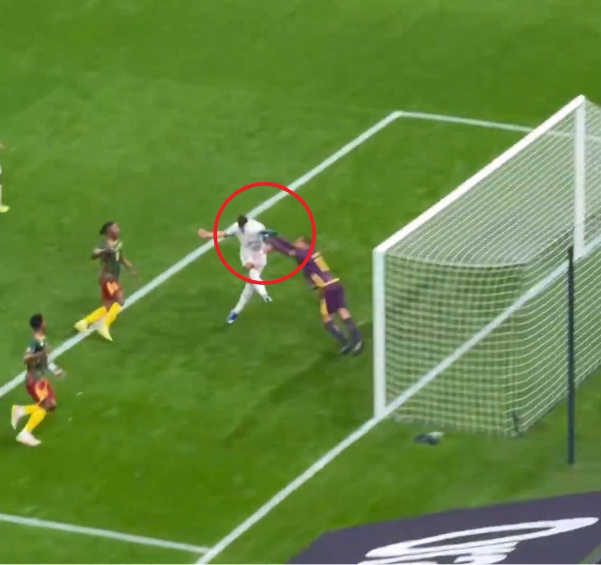 youssefamz13's tweet image. Deux penalty oubliés pour le Maroc.