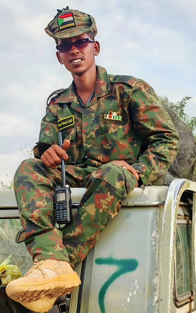 ⭕️ منقول | في فتره الحصار الجنوبين كانو مكرهننا ليك بالتدوين طبعا معروفين سلفا ناس شطار في المدفعيه المهم زانقننا ليك تقيل خفيف يامعلم الجنوبي بختو ليو صناديق الدانات دي وشكلو بالقوال لانو ده ماشغل مرتب المعلم ده بخت ليو زي ٣ مدافع قدامو شي ١٢٠ وشي ٨٢ وشي كلنيكيت ومرات بدقونا فته