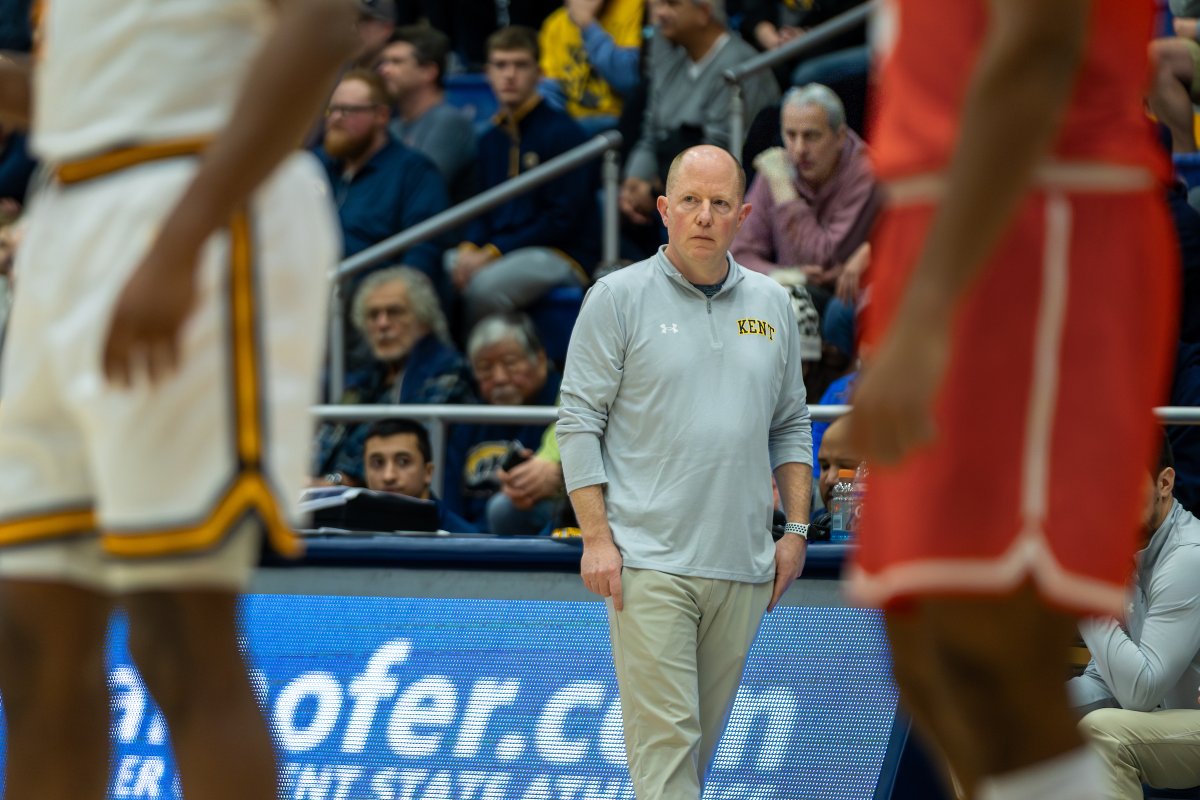 KentState's tweet image. Photos of the Week: This week, the Golden Flashes' win against Bowling Green marked Coach Senderoff's 300th victory with the team as the @KentStMBB head coach. 🦅 #GoFlashes #KentState