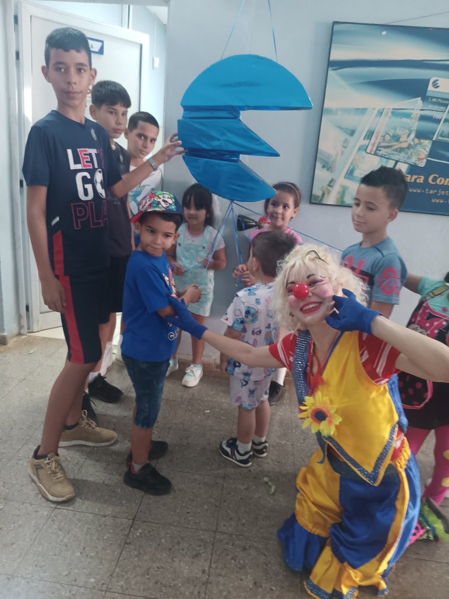 Elizabeth94Bet's tweet image. 🌍💙 En el aniversario 15 de Artemisa, #Etecsa comparte con los pequeños del círculo de interés 📱🔌  
👩‍💻👨‍💻 Ellos son la nueva generación que conecta tradición y tecnología 🚀  
Artemisa #NiñosyTIC #15AnosArtemisa @Robaina1966