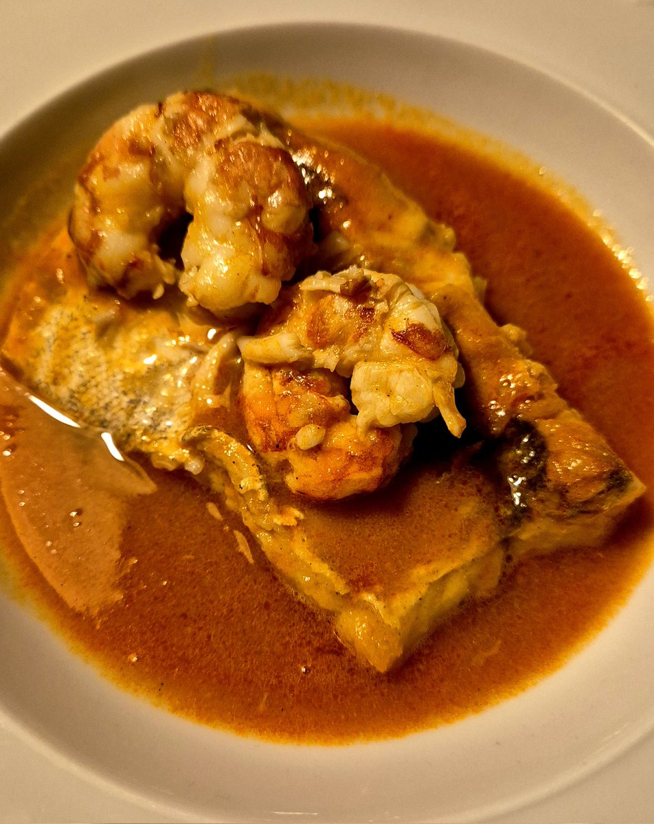 pedroywas's tweet photo. Hace tiempo me rondaba la cabeza hacer en casa una receta homenaje a Jean Claude Izzo. He aquí la "Bullabesa Montale con gamba roja", con un toque de Lagavulin y un buen chorrete de pastis marsellés @Lic_Rovere https://t.co/THifXx5uVy