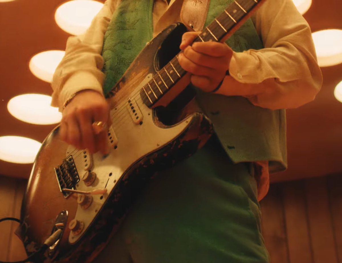 mindddd_wiwym's tweet photo. bruno mars, você quer quanto por um pack de foto da sua mão tocando guitarra? 🥵 https://t.co/Ae4vMce0rA