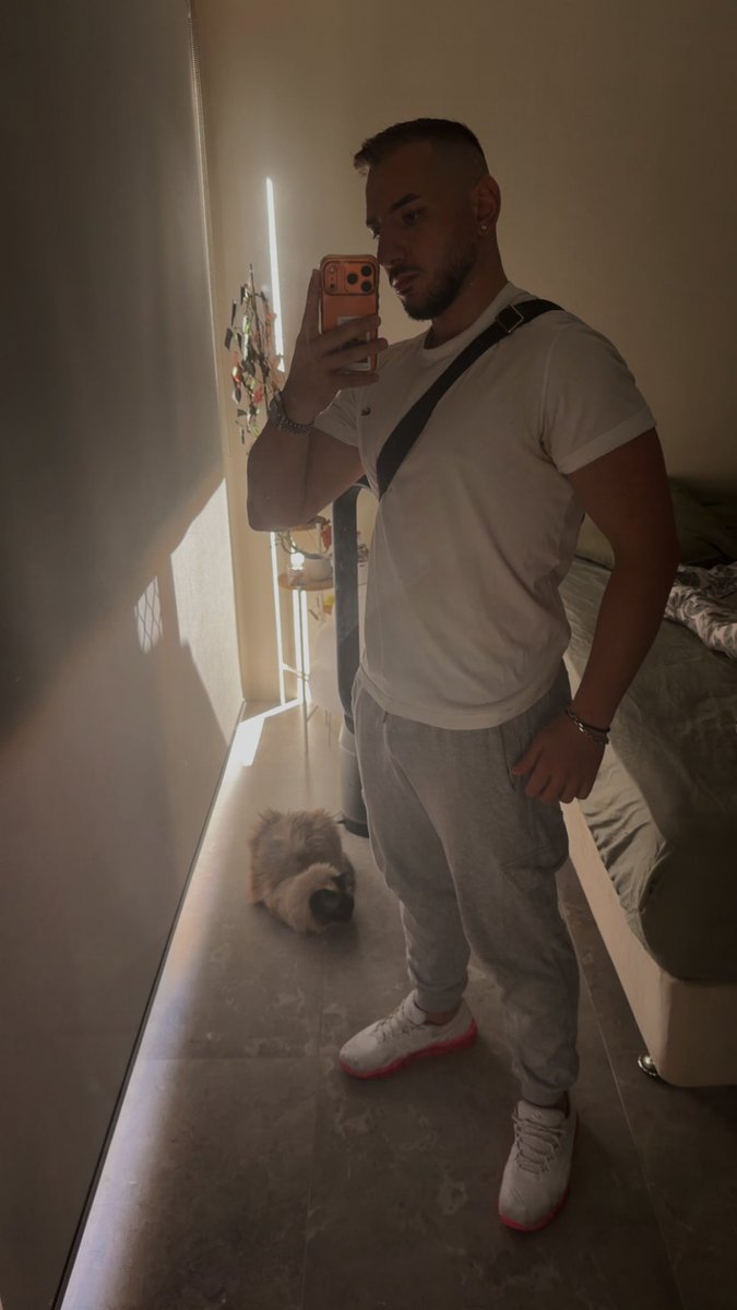 kebarab's tweet image. hello. is anyone there? 🐱